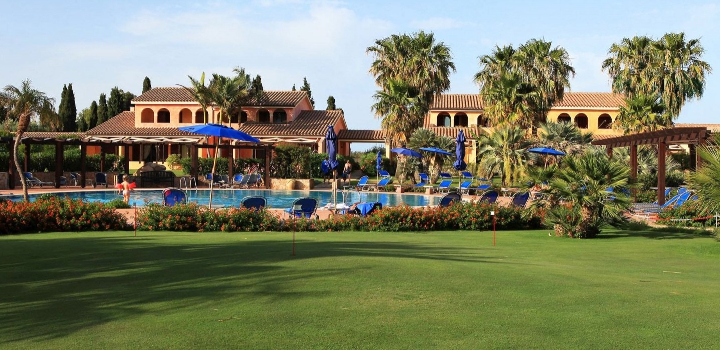 Сардиния гольф-клуб – паттинг-грин в отеле